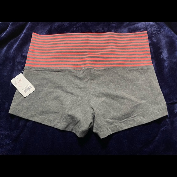 Hot pants with matching sports bra - Picture 5 of 7